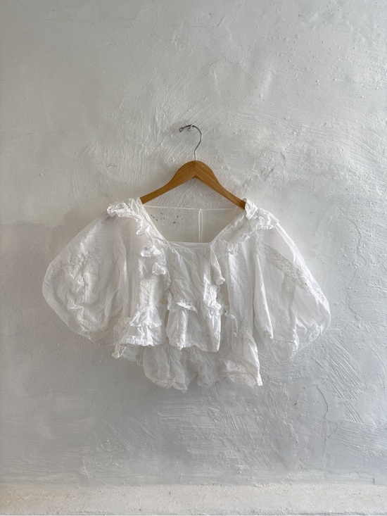Tops - Beautiful ruffled smocked blouse